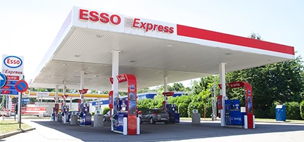 een Esso Express-station in de zon